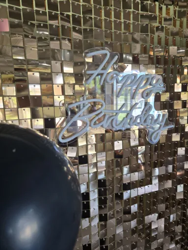 Fond photo en sequins rose gold et noir avec néon lumineux dans les Landes, Bassin d'Arcachon, Caprices de Candice